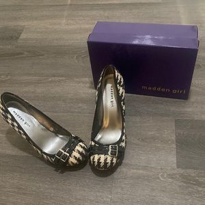 Adorable tweed herringbone pumps!